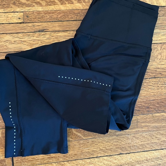 Lululemon Swift Speed High-Rise Crop 21". Size 4. Black. - Picture 3 of 3